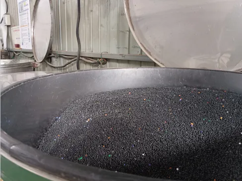 Raw material mixing equipment